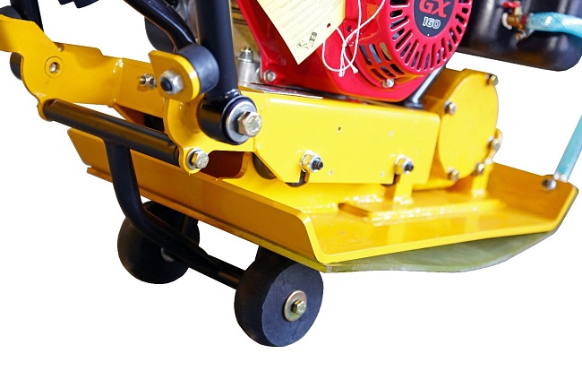 Виброплита бензиновая TeaM С-60 с двигателем Honda и баком для воды, колесами фото 4